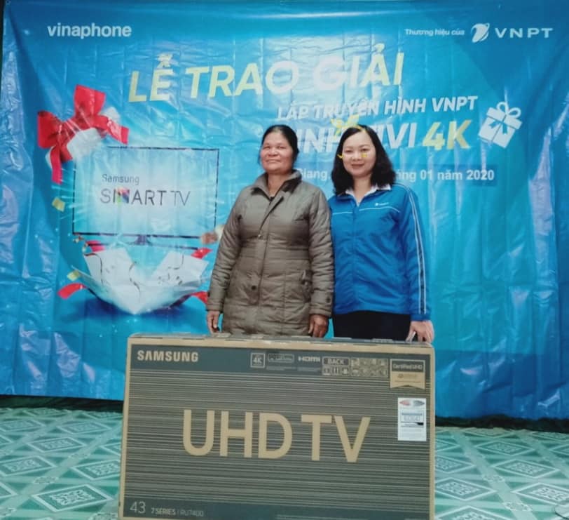 Trao TV 4K cho Khách hàng may mắn trúng giải khi lắp truyền hình VNPT tại xã Vô Điếm-Bắc Quang
